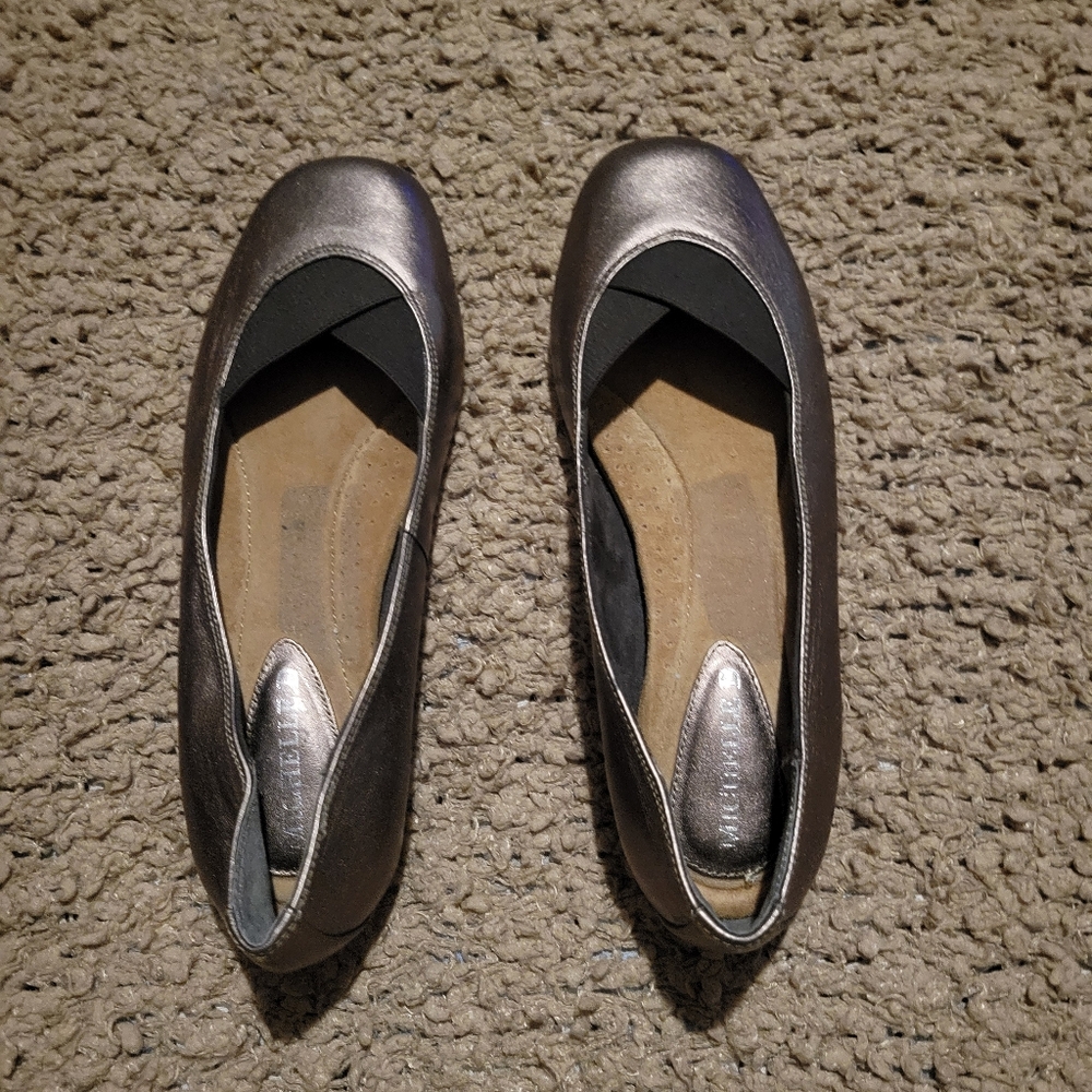 WOMENS MICHELLE D BRONZE BALLET FLAT SHOES SIZE 8.5